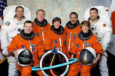 La tripulación del  Discovery  alrededor de la comandante Collins, en el centro.