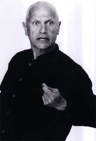 Fotografía de Steven Berkoff cedida por su  web  www.stevenberkoff.com.