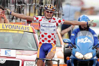 El danés Michael Rasmussen, en el momento de llegar victorioso a la meta.