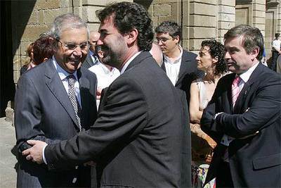 Anxo Quintana, en primer término, saluda a Emilio Pérez Touriño, el viernes pasado, en presencia del vicepresidente segundo de la Xunta, José Manuel Barreiro, tras participar en un acto de solidaridad con las víctimas de Londres.