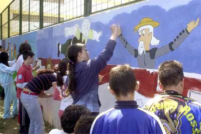 Alumnos del colegio Miguel de Cervantes de Marbella (Málaga), durante un concurso de pintura sobre  El Quijote. 