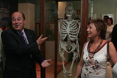 Miguel Florencio y Teresa López Díaz, ayer en la inauguración de la exposición.