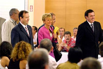 María Teresa Fernández de la Vega y Joan Ignasi Pla, ayer en Benidorm.