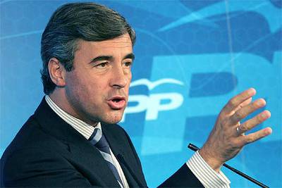 El secretario general del PP, Ángel Acebes, durante la conferencia de prensa.