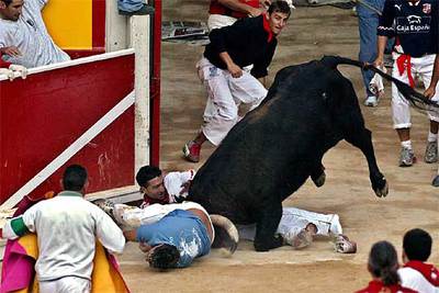 El toro de Jandilla que causó cuatro heridos embiste a uno de los corredores al entrar en la plaza.