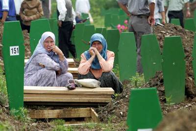 Dos mujeres observan el entierro, en el cementerio de Potocari, de algunos de los 610 cuerpos ya identificados.