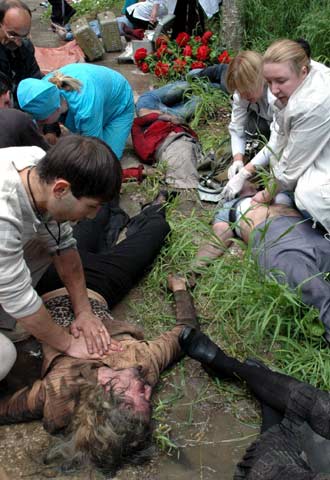 Personal médico atiende a las víctimas del incendio en Ujtá.