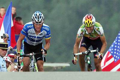 Valverde, a la derecha, logra superar en las últimas pedaladas a Armstrong en la meta de Courchevel.