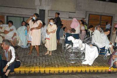 Pacientes de un hospital de San José, en Costa Rica, son evacuados después del incendio.