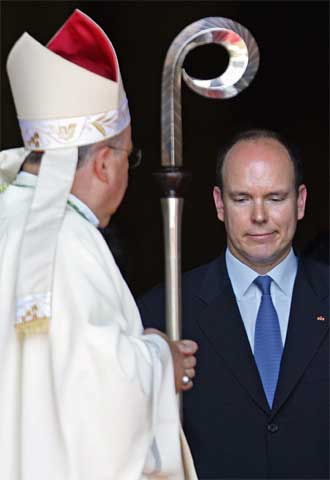 Alberto II sale de la misa solemne ante el arzobispo Bernard Barsi.