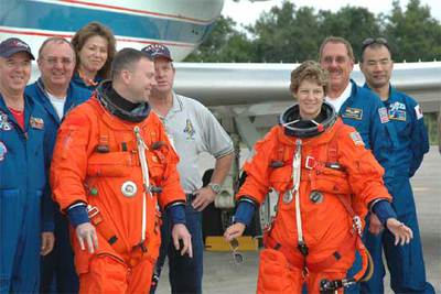 La comandante Eileen Colins (derecha) y el piloto James Kelly vestidos de astronautas ayer en la base Kennedy.