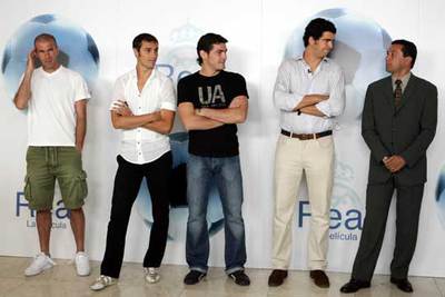 De izquierda a derecha, Zinedine Zidane, Iván Helguera, Íker Casillas, el director Borja Manso y el entrenador Vanderlei Luxemburgo, durante la presentación del filme en el Bernabéu.