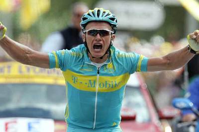 Vinokúrov festeja su victoria en la meta de Briançon.