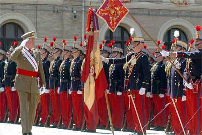 LEJOS DE LA ESTATUA DE FRANCO.