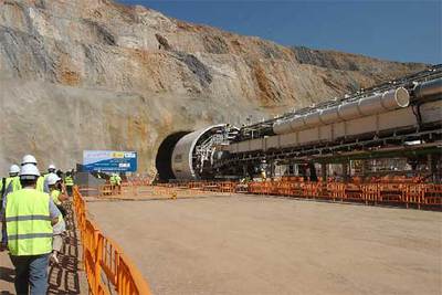 Una de las cinco tuneladoras que perforarán Pajares para conectar Madrid, Gijón y León con una línea férrea de alta velocidad.