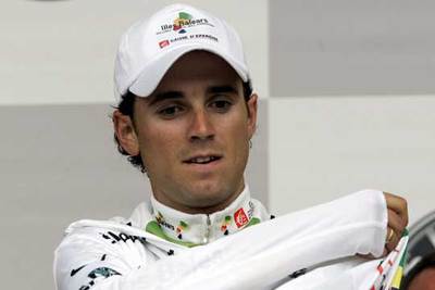 Valverde se enfunda el  maillot  que le distingue como mejor joven de la general.