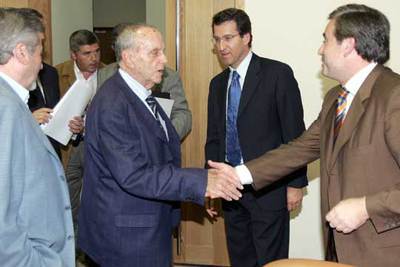 Fraga saluda a sus vicepresidentes Xosé Manuel Barreiro, a la derecha, y Alberto Núñez Feijoo, entre ambos.