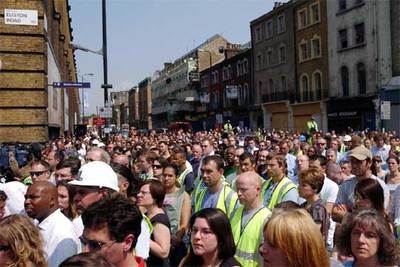 Cientos de británicos, durante los dos minutos de silencio que guardaron junto a la estación de King's Cross.