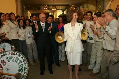 La reina Sofía toca los platillos aplaudida por Francisco González (izquierda) y los miembros de la Ruta Quetzal.