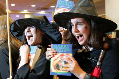 Dos jóvenes londinenses muestran su alegría tras adquirir la última entrega de Harry Potter en la madrugada de hoy.