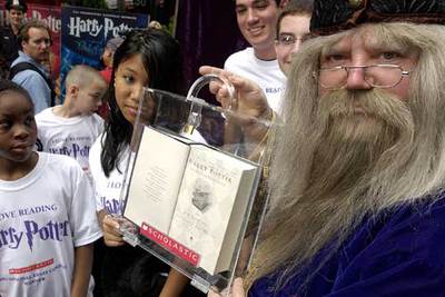 Niños de Nueva York, mientras esperaban ayer para comprar la nueva aventura de Harry Potter.