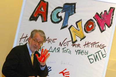 Paulo Sergio Pinheiro, en Ljubliana ante una pizarra en la que se lee en inglés: 