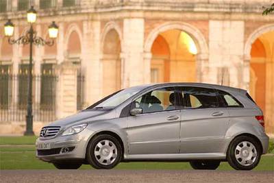 La línea del Clase B transmite robustez. Destaca la altura del capó delantero, que integra la parrilla de la marca y crea un escalón lateral con los faros delanteros y las aletas.