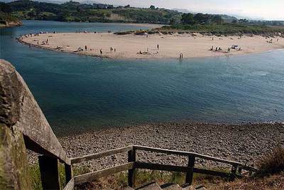 La playa de Oyambre, en Valdáliga (Cantabria), fue el escenario del aterrizaje forzoso del   Pájaro     Amarillo,   que, en 1929, volaba a Estados Unidos desde París.