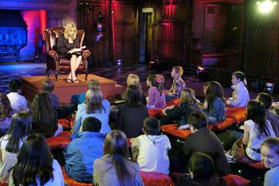 J. K. Rowling lee fragmentos de la nueva entrega de la saga,  Harry Potter and the half-blood prince  en Edimburgo ante un grupo de niños.
