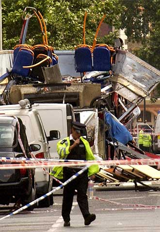 Restos de un autobús de dos pisos implicado en uno de los atentados terroristas registrados en Londres el pasado 7 de julio.