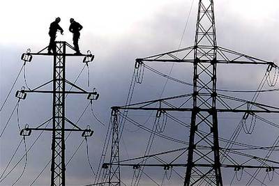 Torres de la red eléctrica de alta tensión.