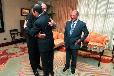 El 'lehendakari' Ibarretxe abraza a Irala, en presencia de Berroeta, el pasado viernes.