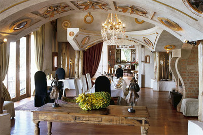 Estucos, maderas y la chimenea para sentirse comornen la casa de la escritora Isak Dinesen, autora de 'Memorias de África'.