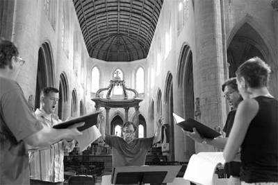 Paul van Nevel dirige un ensayo de  La polifonía imaginaria del Renacimiento  en Saintes. rnrn GAR