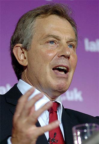 Tony Blair se dirige a militantes laboristas en Londres.