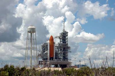 El  Discovery,  con el gran depósito exterior de combustible a la vista, en la plataforma de lanzamiento ayer.