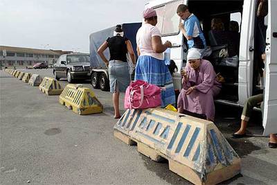 Un grupo de inmigrantes, ayer en Algeciras, momentos antes de embarcar con dirección a Tánger.