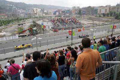Los coches de World Series a su paso por el puente de Deusto y, al fondo, el Museo Guggenheim.