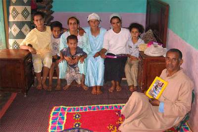 La familia de Ahmed en su casa de Marruecos. Su padre muestra una foto suya.