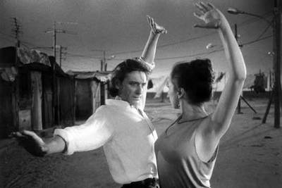 Con Cristina Hoyos en un fotograma de la película   Amor brujo ,  dirigida por Carlos Saura. 