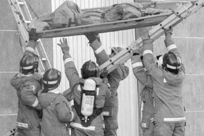 Momento en el que los bomberos sacan uno de los trabajadores muertos en el incendio de Carlet.