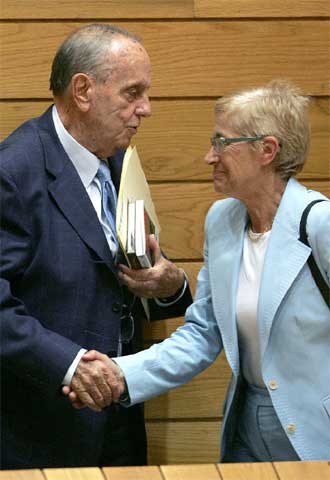 Manuel Fraga saluda a Dolores Villarino tras ser elegida presidenta del Parlamento gallego.
