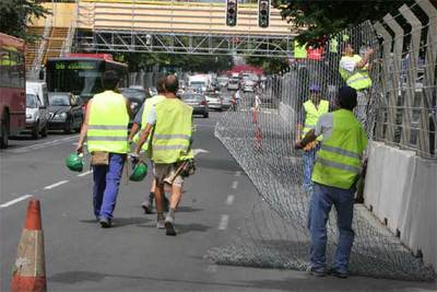 En la Gran Vía se empezó ayer el desmontaje de las instalaciones del circuito urbano, operación que durará dos semanas.