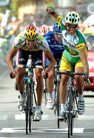 Pereiro levanta el puño cerrado para celebrar su victoria en la meta de Pau, seguido de Zandio y Mazzoleni.