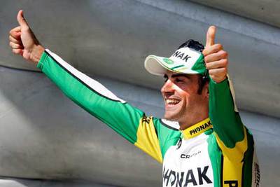 Óscar Pereiro festeja en el podio su victoria en Pau.