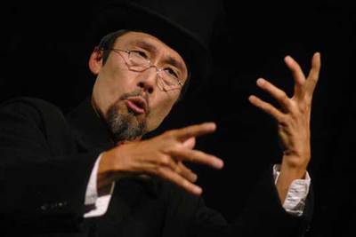 Una escena de la obra  Don Quijote... acercándonos a su locura , por la compañía Ksec Act, en la representación de Almagro.