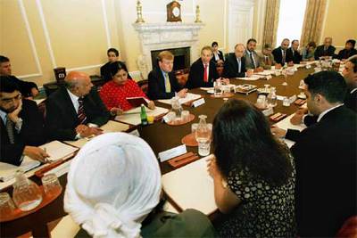 Tony Blair, flanqueado por los líderes opositores, Charles Kennedy y Michael Howard, ayer durante la reunión con representantes musulmanes.