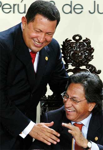 Hugo Chávez y el presidente peruano, Alejandro Toledo, el lunes en Lima.