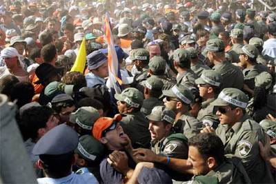 La policía bloquea en Kafar Maimon la marcha de los manifestantes opuestos a la retirada israelí de Gaza.