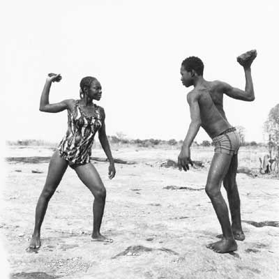  Combate de piedras entre amigos   (1976), foto  de Malick Sidibe.